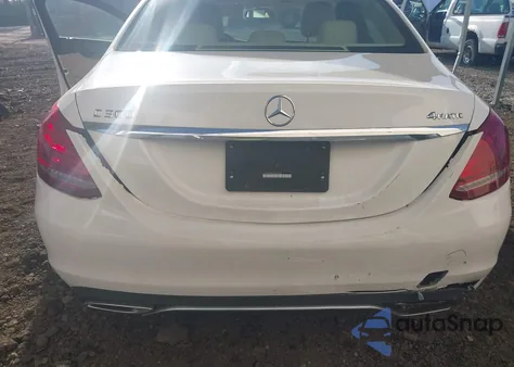 2015 Mercedes-Benz C 300 4Matic z USA, uszkodzony, nr VIN 55SWF4KB9FU036356